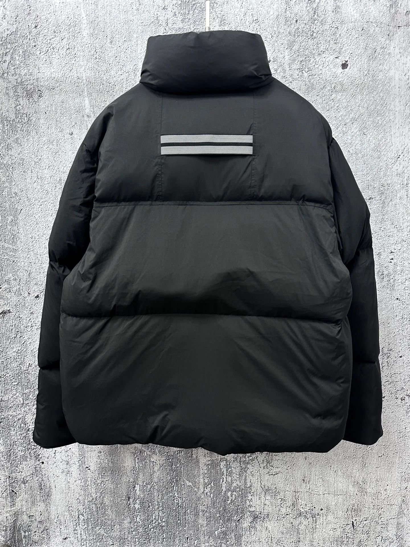 P840 【Canada gooes】Large Goose Sleeve Stand Collar Down Jacket Lawrence down jacket provides basic protection for daily adventures. Delicately soft fabric, this is a water-repellent fabric that is soft to the touch yet durable. Filled with extremely fluffy white duck down. This piece has a quilted body and structured down. Padded collar and reflective double-stripe grip tape. Extended hem and tucked-in inner rib-knit cuffs. Size: XS-2XL